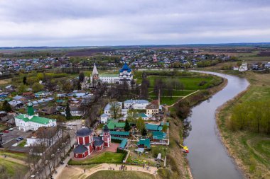 Suzdal şehrinin tapınaklarının ve manastırlarının panoramik görüntüsü yağmurda insansız hava aracıyla çekildi. 