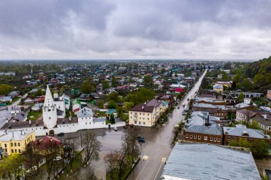 Nehrin panoramik görüntüsü ve Gorokhovets 'in tarihi merkezi. Yağmur sırasında bir drondan çekilmiş. 