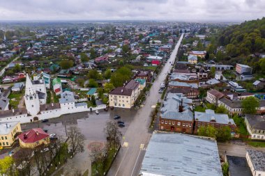 Nehrin panoramik görüntüsü ve Gorokhovets 'in tarihi merkezi. Yağmur sırasında bir drondan çekilmiş. 