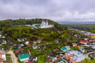 Nehrin panoramik görüntüsü ve Gorokhovets 'in tarihi merkezi. Yağmur sırasında bir drondan çekilmiş. 