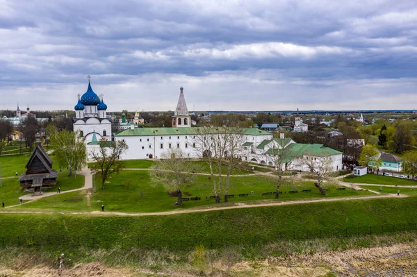 Panorámás Kilátás Nyílik Történelmi Központ Templomok Kolostorok Város Suzdal Eső — Stock Fotó