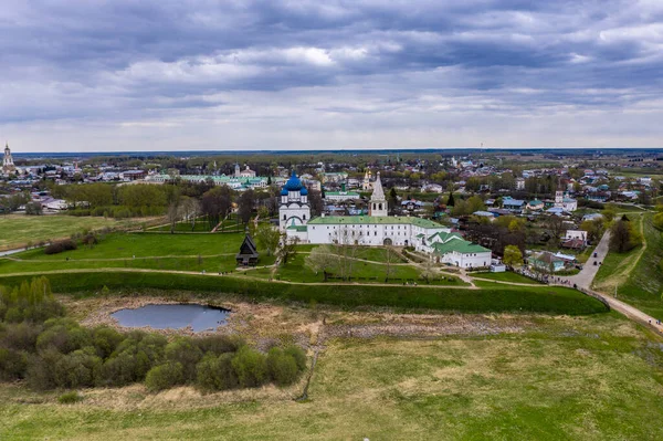 Suzdal şehrinin tapınaklarının ve manastırlarının panoramik görüntüsü yağmurda insansız hava aracıyla çekildi. 