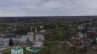 Nehrin panoramik görüntüsü ve Gorokhovets 'in tarihi merkezi. Yağmur sırasında bir drondan çekilmiş. 