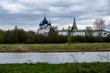 Kremlin kiliselerinin ve Suzdal 'daki eski evlerin panoramik görüntüsü 