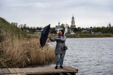 Taşra kasabasındaki günlük hayatın resimleri. 