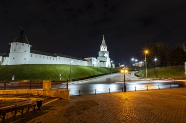 Eski Kremlin kiliselerinin şehir manzarası ve gece fenerlerin ışığında Kazan manastırı.