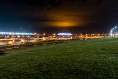 Eski Kremlin kiliselerinin şehir manzarası ve gece fenerlerin ışığında Kazan manastırı.