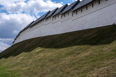 Güneşli bir günde eski Kremlin kiliselerinin ve Kazan şehrinin manastırının şehir manzarası