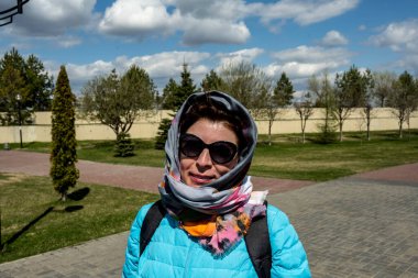 Güneşli bir günde eski Kremlin kiliselerinin ve Kazan şehrinin manastırının şehir manzarası