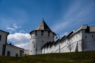 Güneşli bir günde eski Kremlin kiliselerinin ve Kazan şehrinin manastırının şehir manzarası