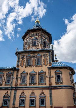               Güneşli bir günde eski Kremlin kiliselerinin ve Kazan şehrinin manastırının şehir manzarası