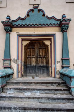               Güneşli bir günde eski Kremlin kiliselerinin ve Kazan şehrinin manastırının şehir manzarası