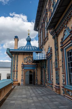               Güneşli bir günde eski Kremlin kiliselerinin ve Kazan şehrinin manastırının şehir manzarası