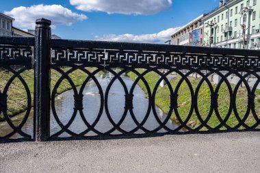               Güneşli bir günde eski Kremlin kiliselerinin ve Kazan şehrinin manastırının şehir manzarası