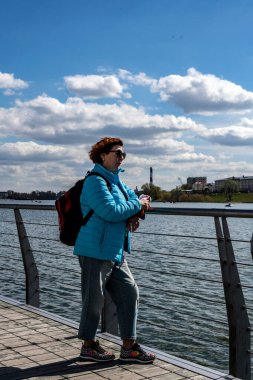 Mavi ceketli kadın turist yaşlı Kazan 'ın manzarasına hayran.