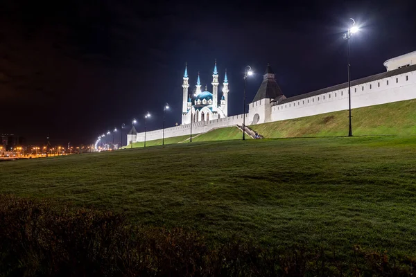 Міські Краєвиди Старих Храмів Кремля Казанського Монастиря Вночі Світлі Ліхтарів — стокове фото