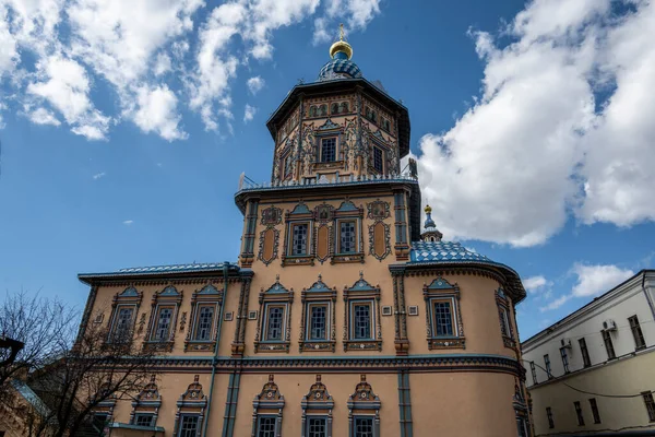               Güneşli bir günde eski Kremlin kiliselerinin ve Kazan şehrinin manastırının şehir manzarası
