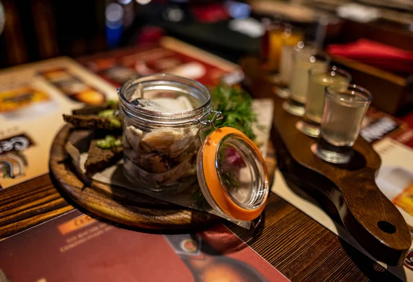 Masih Hidup Dengan Makanan Dan Minuman Atas Meja Restoran — Stok Foto