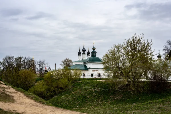 Городской Вид Старинные Кремлевские Церкви Монастырь Города Суздаля Время Дождя — стоковое фото