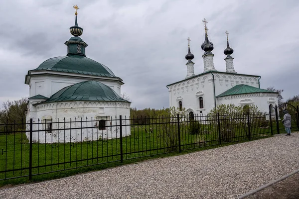 Yağmur Sırasında Eski Kremlin Kiliselerinin Suzdal Şehrinin Manastırının Şehir Manzarası — Stok fotoğraf
