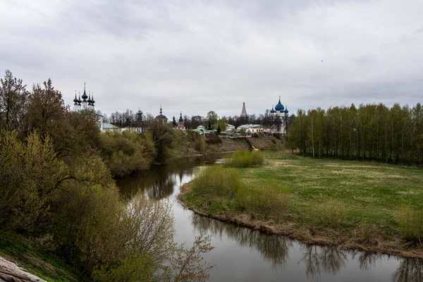 Vistas Cidade Das Antigas Igrejas Kremlin Mosteiro Cidade Suzdal Durante — Fotografia de Stock