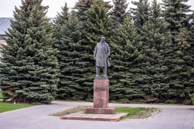 Yağmurdan sonra kiliseleri ve tapınakları olan Suzdal 'ın eski şehir merkezi.