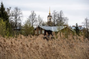Eski Suzdal manastırları ve kaleleri yeşil bir nehrin arka planına karşı