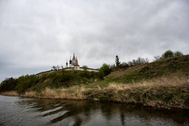 Eski Suzdal manastırları ve kaleleri yeşil bir nehrin arka planına karşı