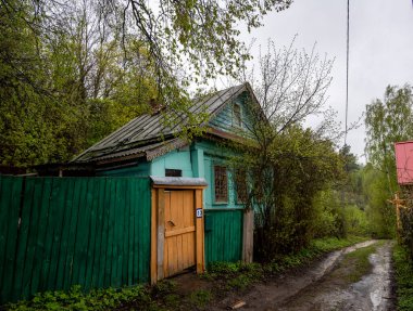 Gorokhovets 'in eski şehir manzarası. Yağmurda kiliseler, tapınaklar ve evler. 