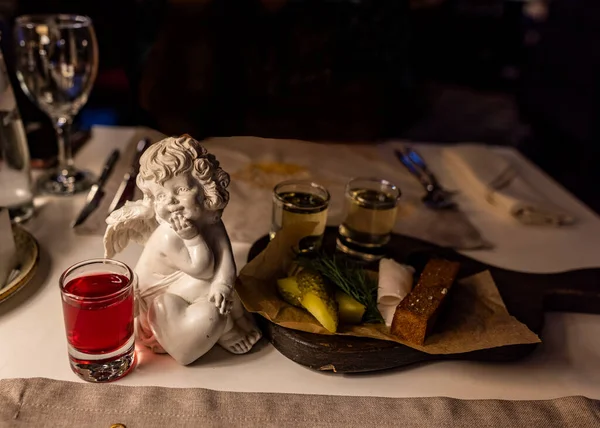 Ángel Blanco Mesa Mira Vasos Con Bebidas Colores Restaurante — Foto de Stock