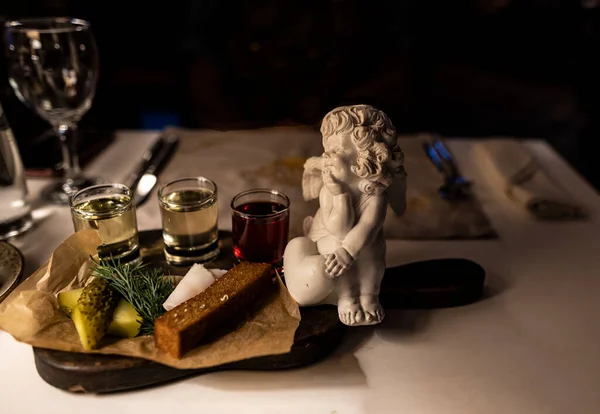 Ángel Blanco Mesa Mira Vasos Con Bebidas Colores Restaurante — Foto de Stock