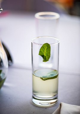 Bir sürahi ve masada arta kalan limonatayla dolu bir bardakla hayat 