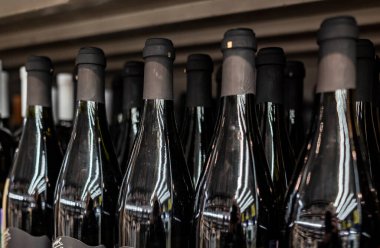 Şarap şişeleri büyük bir mağazanın raflarında. 