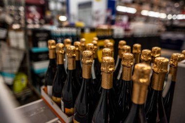Şarap şişeleri büyük bir mağazanın raflarında. 