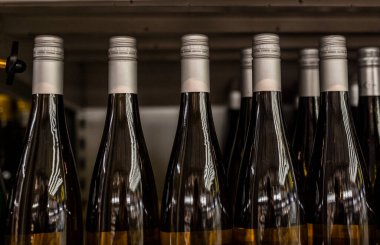 Şarap şişeleri büyük bir mağazanın raflarında. 