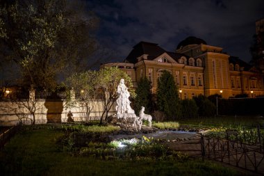 Alacakaranlıktaki şehir manzarası ve yanan fenerler. 