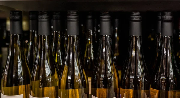 Şarap şişeleri büyük bir mağazanın raflarında. 