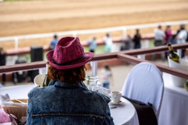 Taraftarlar ve dinlenme oyuncuları Pazar öğleden sonra yarış pistinde toolizer 'de