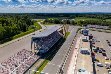Güneşli bir günde insansız hava aracından çekilen yarışlardan önce spor arabalarda yarışmanın panoramik görüntüsü. 