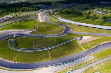 Güneşli bir günde insansız hava aracından çekilen yarışlardan önce spor arabalarda yarışmanın panoramik görüntüsü. 