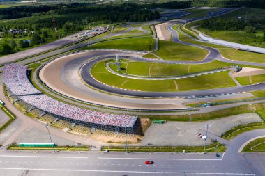 Güneşli bir günde insansız hava aracından çekilen yarışlardan önce spor arabalarda yarışmanın panoramik görüntüsü. 