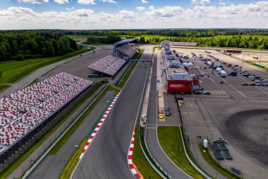 Güneşli bir günde insansız hava aracından çekilen yarışlardan önce spor arabalarda yarışmanın panoramik görüntüsü. 