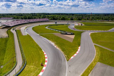 Güneşli bir günde insansız hava aracından çekilen yarışlardan önce spor arabalarda yarışmanın panoramik görüntüsü. 