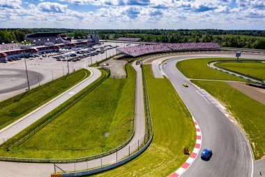 Güneşli bir günde insansız hava aracından çekilen yarışlardan önce spor arabalarda yarışmanın panoramik görüntüsü. 