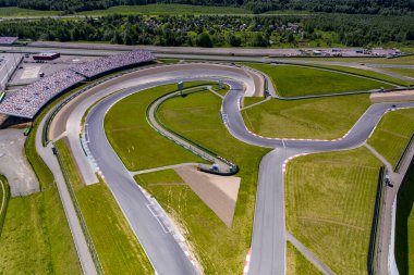 Güneşli bir günde insansız hava aracından çekilen yarışlardan önce spor arabalarda yarışmanın panoramik görüntüsü. 