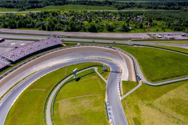 Güneşli bir günde insansız hava aracından çekilen yarışlardan önce spor arabalarda yarışmanın panoramik görüntüsü. 