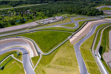 Güneşli bir günde insansız hava aracından çekilen yarışlardan önce spor arabalarda yarışmanın panoramik görüntüsü. 