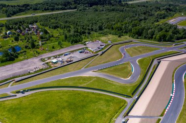Güneşli bir günde insansız hava aracından çekilen yarışlardan önce spor arabalarda yarışmanın panoramik görüntüsü. 