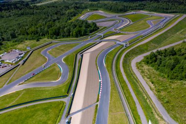 Güneşli bir günde insansız hava aracından çekilen yarışlardan önce spor arabalarda yarışmanın panoramik görüntüsü. 