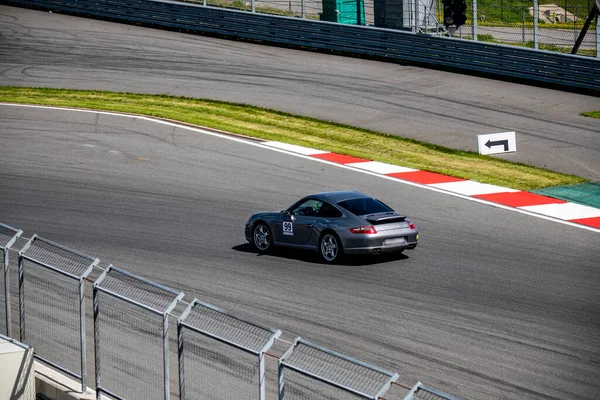 Rennsportwagen Einem Sonnigen Tag Auf Der Rennstrecke Auf Dem Autodrom — Stockfoto